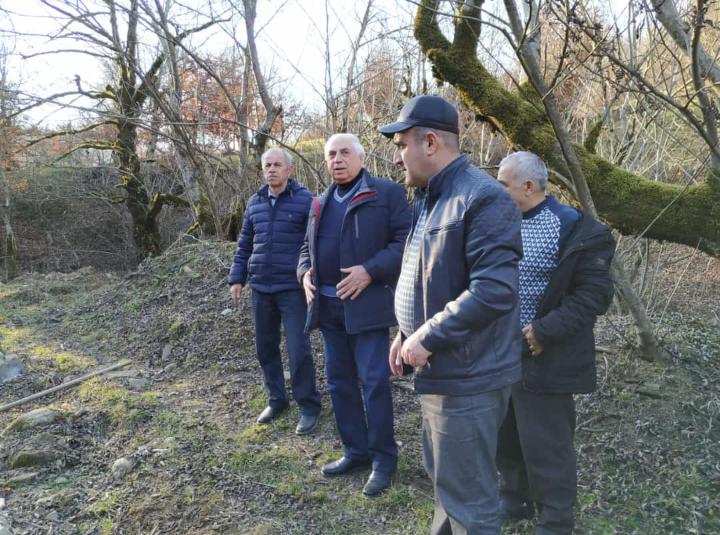 Hadı Rəcəbli əlinə bel alıb fəhləliyə başladı – Ucuz şounun izi ilə + FOTOLAR