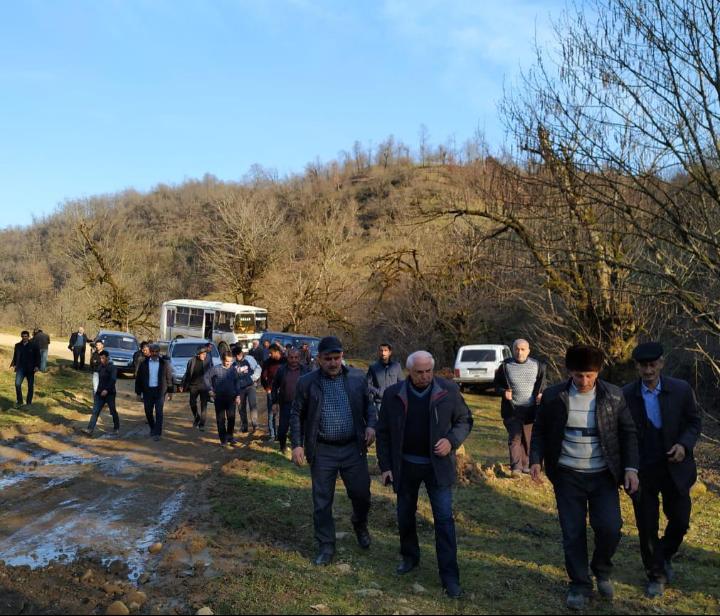Hadı Rəcəbli əlinə bel alıb fəhləliyə başladı – Ucuz şounun izi ilə + FOTOLAR