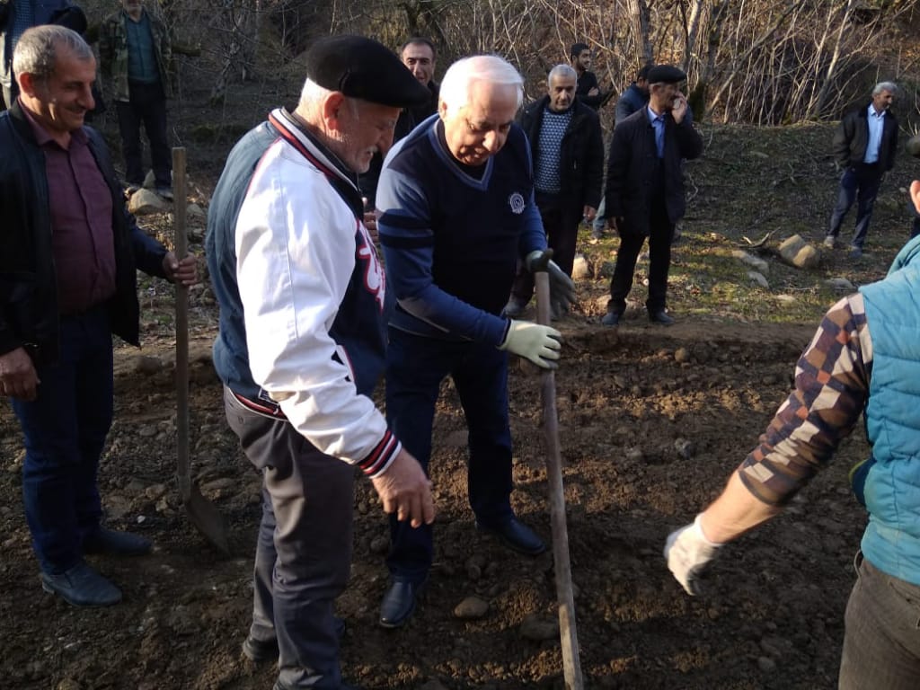 Hadı Rəcəbli əlinə bel alıb fəhləliyə başladı – Ucuz şounun izi ilə + FOTOLAR