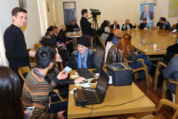 Azay Quliyev bu dəfə seçicilərlə öz qərargahında görüşdü – FOTOLAR