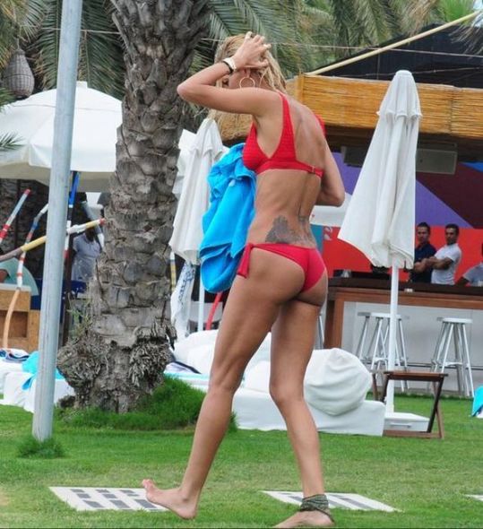 41 yaşlı cazibədar model çimərlik geyimi ilə hər kəsi heyran etdi - FOTO
