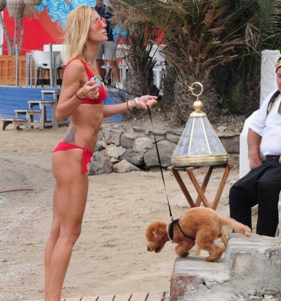 41 yaşlı cazibədar model çimərlik geyimi ilə hər kəsi heyran etdi - FOTO