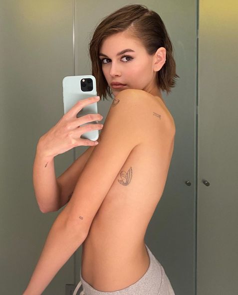 18 yaşlı model yarıçılpaq halda döymələrini nümayiş etdirdi - FOTO