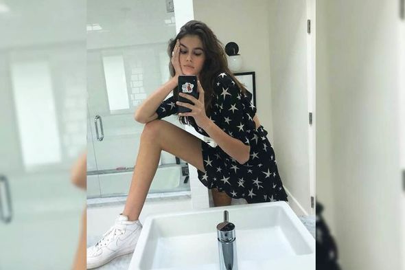 18 yaşlı model yarıçılpaq halda döymələrini nümayiş etdirdi - FOTO