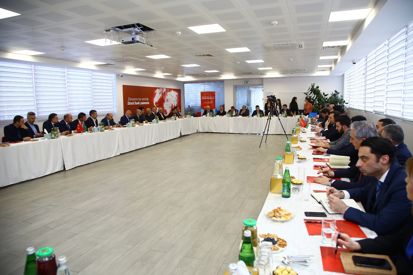Ziraat Bankda KOB-larla bağlı “Dəyirmi Masa” toplanıb
