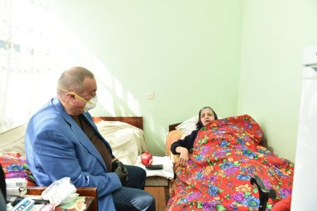 69 yaşlı Deputat Prezidentin evdə qal tövsiyyələrinə məhəl qoymur - FOTOFAKT