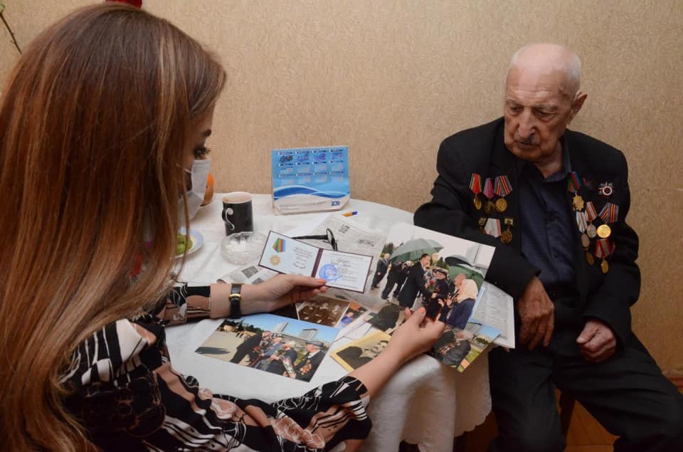 Millət vəkili Könül Nurullayeva müharibə veteranlarını evlərində təbrik etdi - FOTOLAR