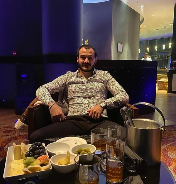 “Fairmont Hotel”də karantini pozan və jurnalistləri təhqir edən şəxsin kimliyi bəlli oldu – FOTO/VİDEO