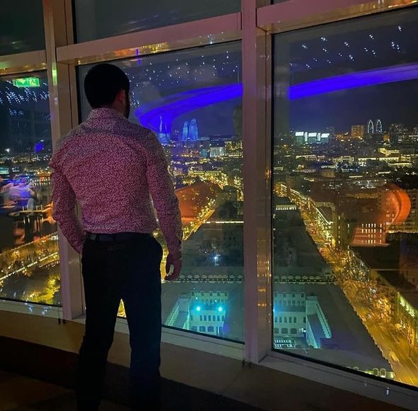 “Fairmont Hotel”də karantini pozan və jurnalistləri təhqir edən şəxsin kimliyi bəlli oldu – FOTO/VİDEO