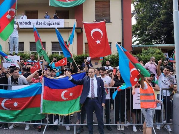 Türkiyə səfiri azərbaycanlıların aksiyasına qoşuldu - Praqadan xoş görüntülər - FOTO/VİDEO
