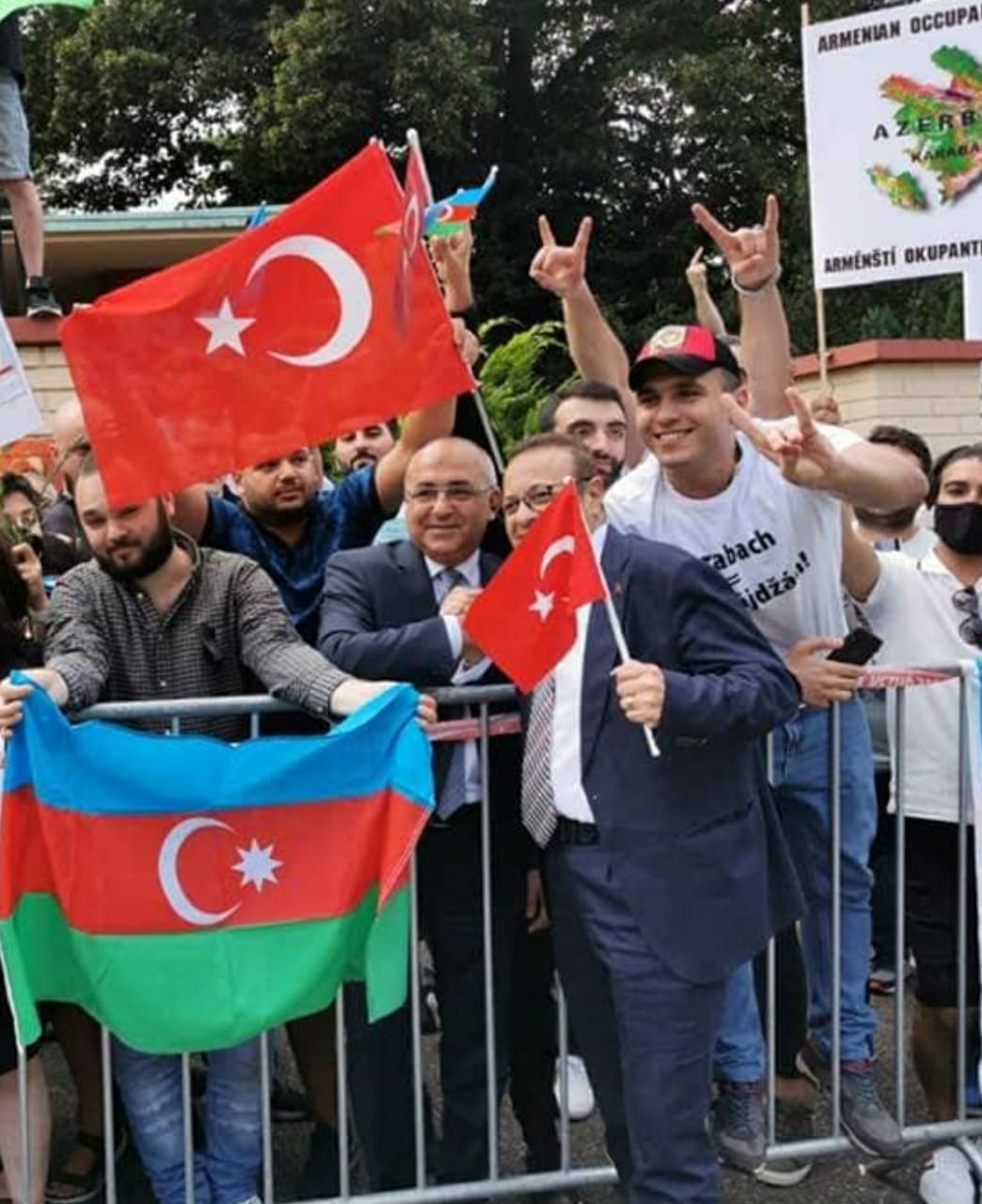 Türkiyə səfiri azərbaycanlıların aksiyasına qoşuldu - Praqadan xoş görüntülər - FOTO/VİDEO