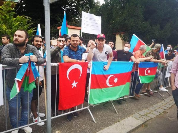 Türkiyə səfiri azərbaycanlıların aksiyasına qoşuldu - Praqadan xoş görüntülər - FOTO/VİDEO