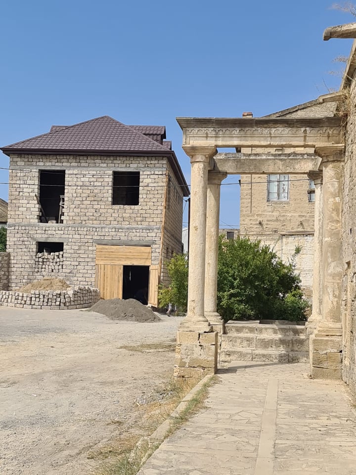Əbülfəz Qarayevlə Suraxanının icra başçısını nə birləşdirir? - Bakıda 700 illik məscid dağıdılır