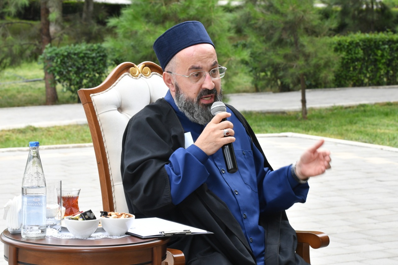 Prezidentin köməkçisi Gəncədə din xadimləri ilə görüşdü - FOTO