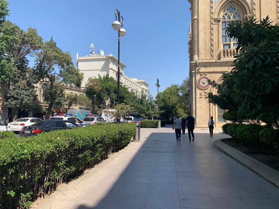 Polis və hərbi maşınlar AMEA Rəyasət Heyəti binasını dövriyyəyə alıb - FOTOLAR
