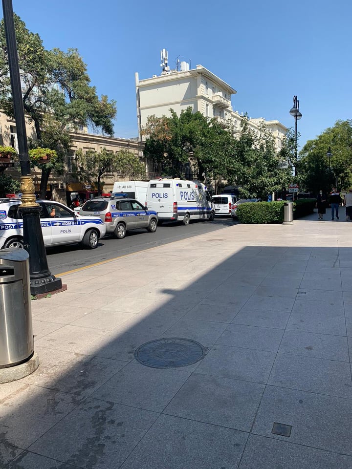 Polis və hərbi maşınlar AMEA Rəyasət Heyəti binasını dövriyyəyə alıb - FOTOLAR