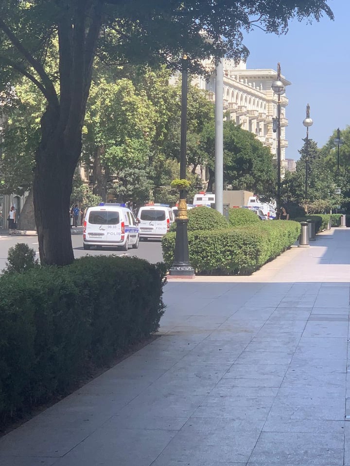 Polis və hərbi maşınlar AMEA Rəyasət Heyəti binasını dövriyyəyə alıb - FOTOLAR