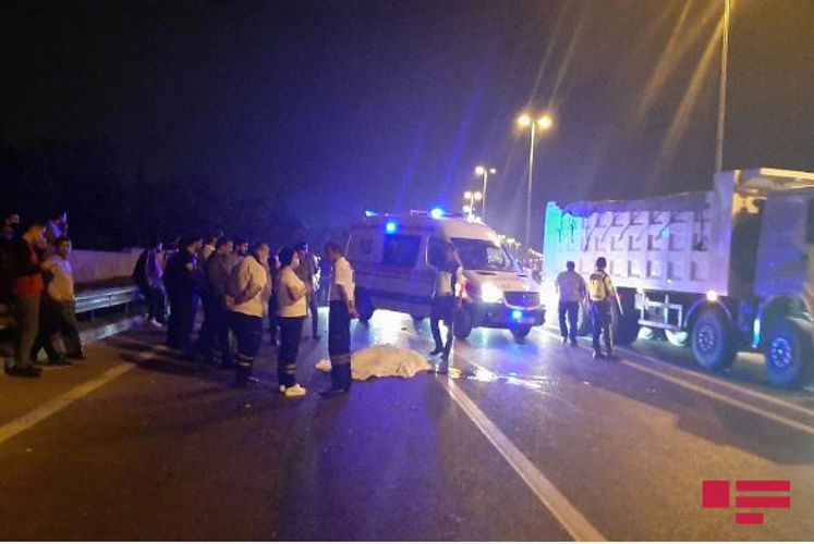 Qəzaya uğrayan avtomobilin sürücüsü zərbədən yol kənarına düşərək ölüb - FOTO