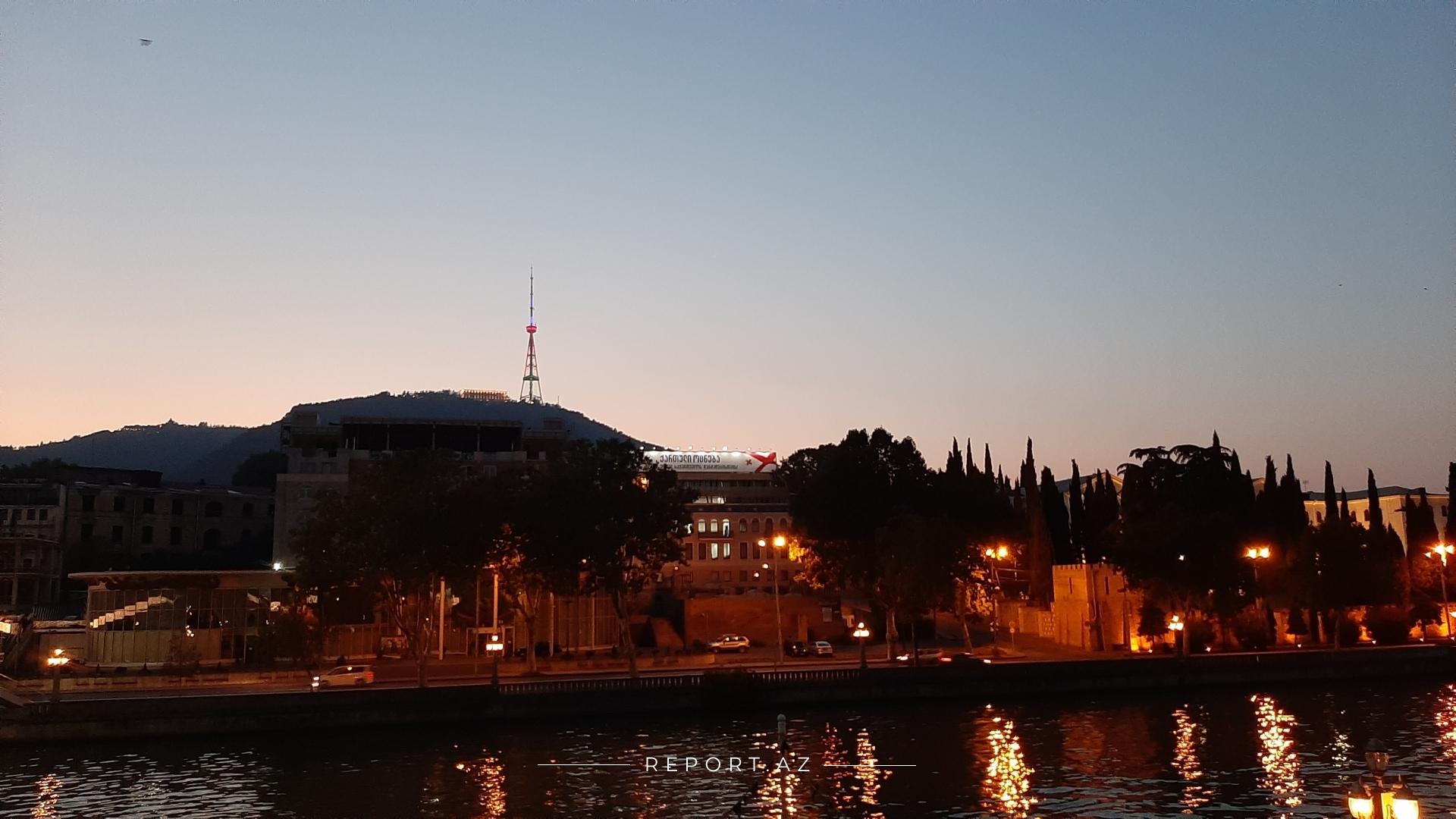 Tbilisi teleqülləsi Azərbaycan bayrağının rəngləri ilə işıqandırıldı