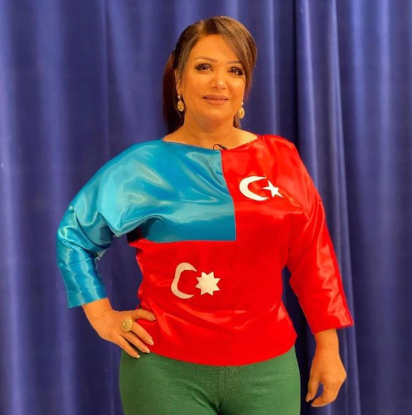Bayraq rəngində paltar geyinən müğənniylə bağlı QALMAQAL