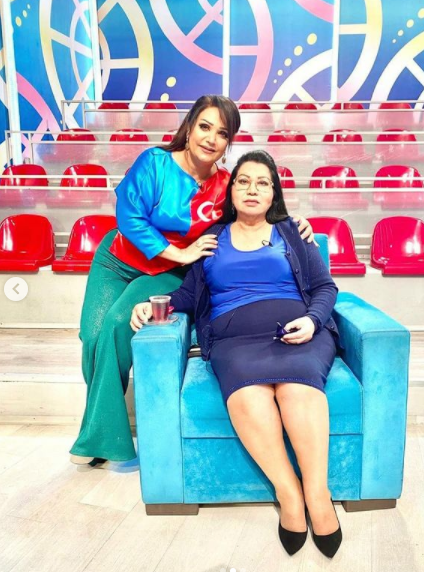 Bayraq rəngində paltar geyinən müğənniylə bağlı QALMAQAL