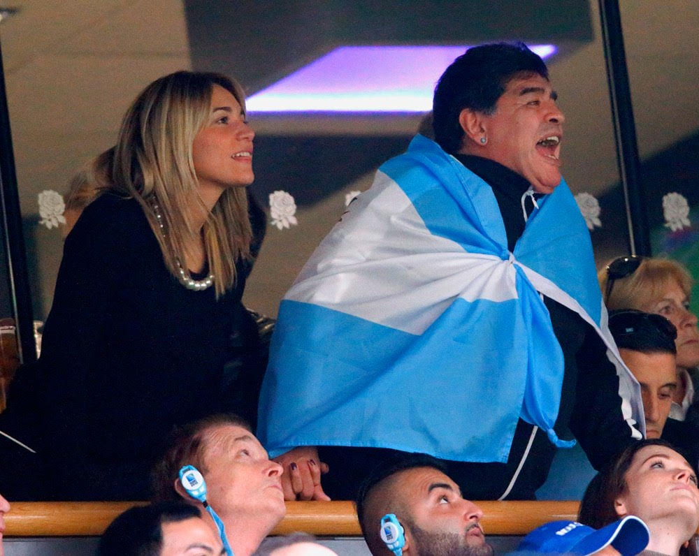 Maradonanın dəfnində gərgin anlar – Arvadı ilə sevgilisi...