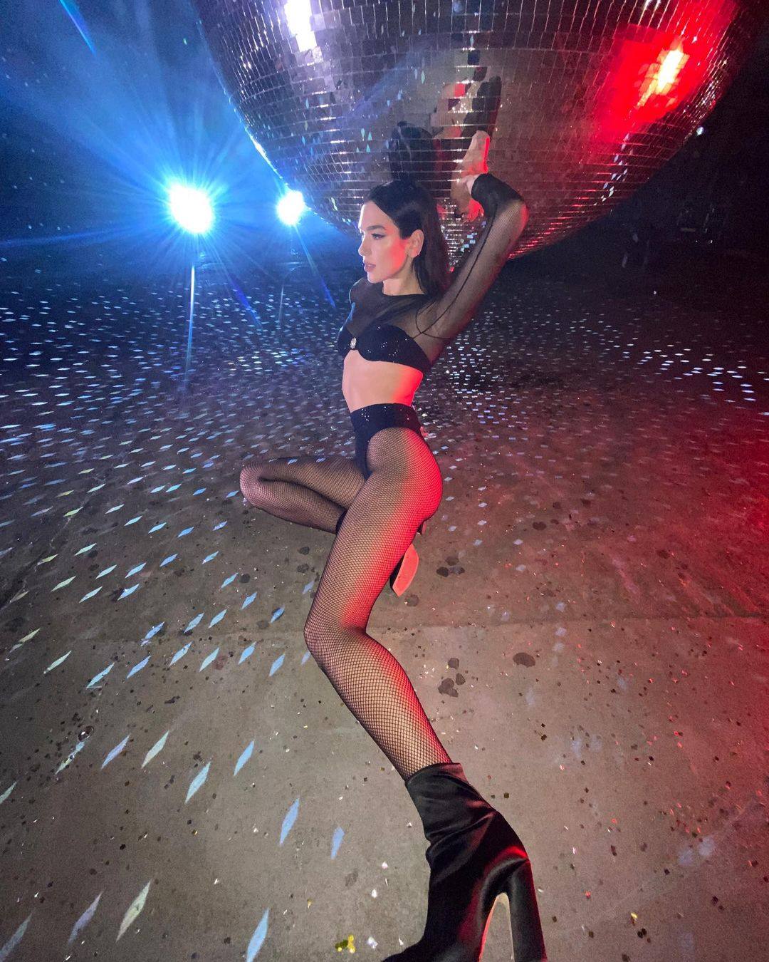Bikini geymiş Dua Lipanın ayaqları fanatlarını həyəcanlandırdı - FOTO