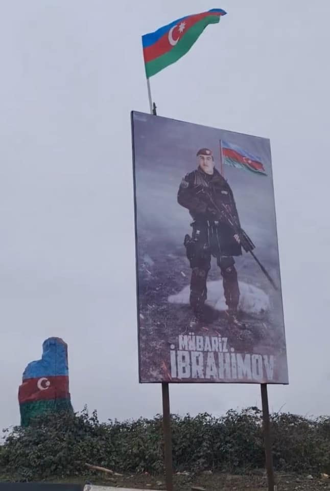 Ermənilər üçün ən strateji yerə Mübarizin şəkli vuruldu - Foto