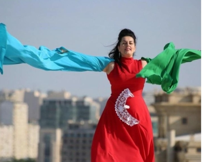 Elza Seyidcahan bayraqdan paltar geyindi, TƏNQİD OLUNDU