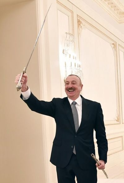 Azərbaycan Prezidentinə qılınc hədiyyə edildi - FOTOLAR