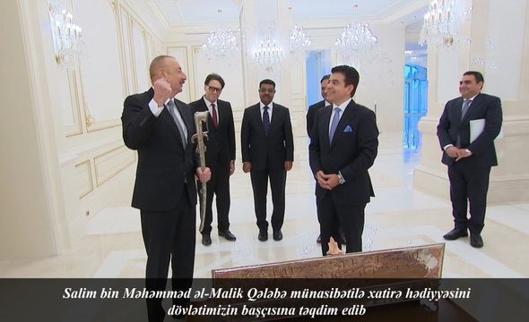 Azərbaycan Prezidentinə qılınc hədiyyə edildi - FOTOLAR