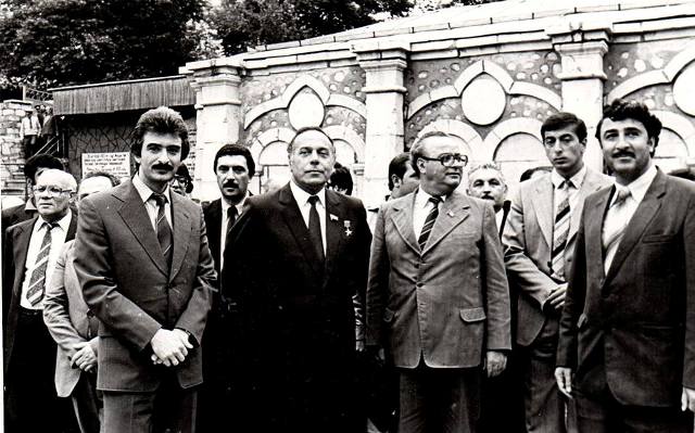 Prezident 38 il əvvəl Şuşada çəkdirdiyi TARİXİ FOTO nu nümayiş etdirdi