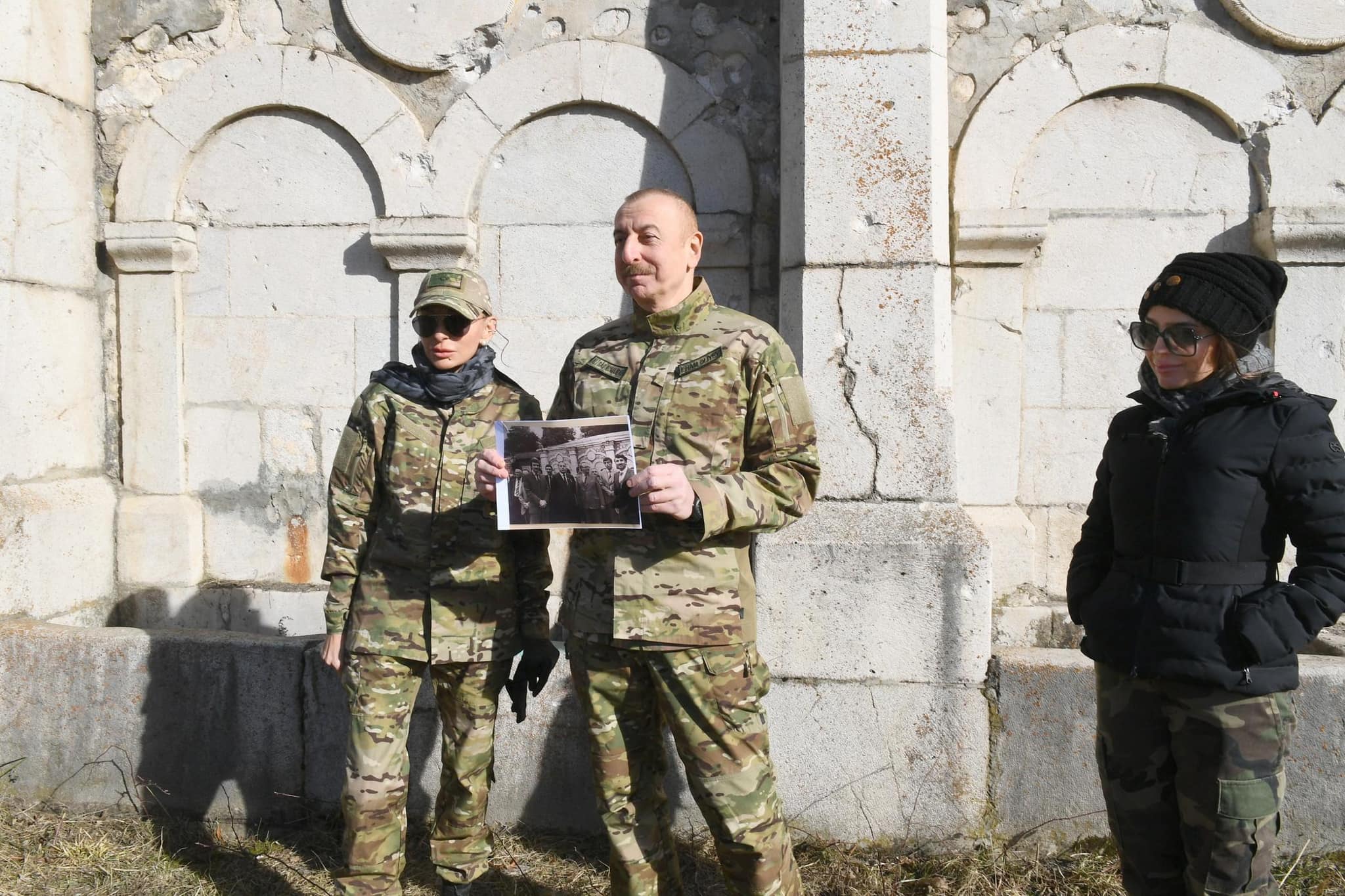 Prezident 38 il əvvəl Şuşada çəkdirdiyi TARİXİ FOTO nu nümayiş etdirdi