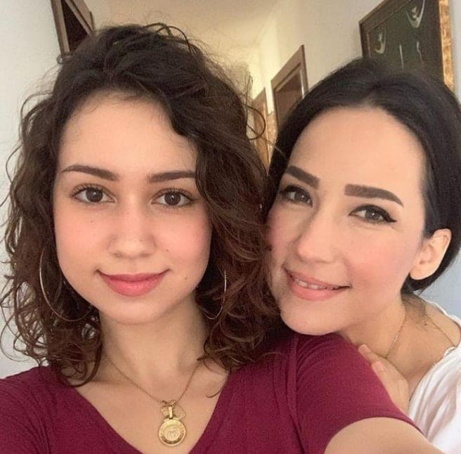Kayahanın qızı görünüşü ilə hamını təəccübləndirdi - FOTOlAR