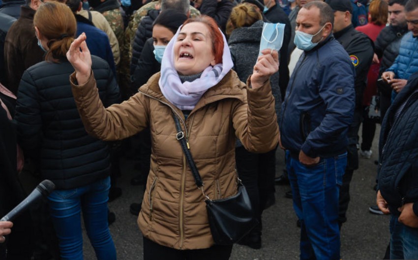 “Oğlumu qaytarın, onu siz öldürmüsünüz” – İtkin əsgər anaları Yerevanda yolları bağladı