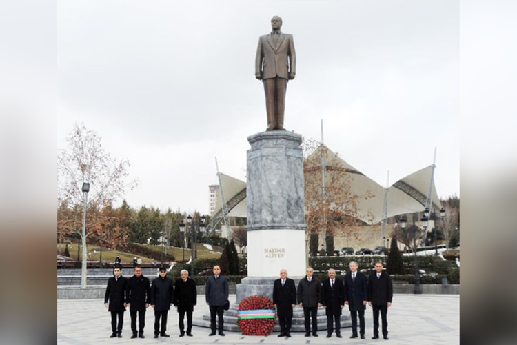 Əli Əsədov Ankarada Heydər Əliyev parkını ziyarət etdi - FOTO