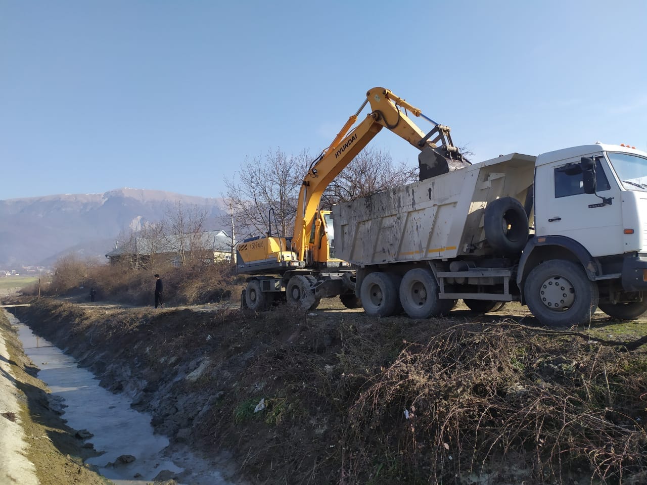 İsmayıllıda çay məcralarının və suvarma kanallarının təmizlənmə işləri davam etdirilir - FOTOLAR