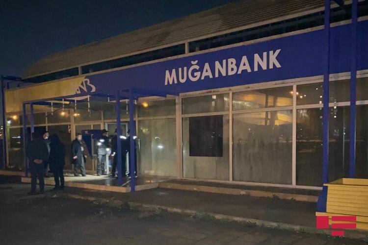 Bakıda məşhur bankda yanğın - Hadisə yerindən Fotolar