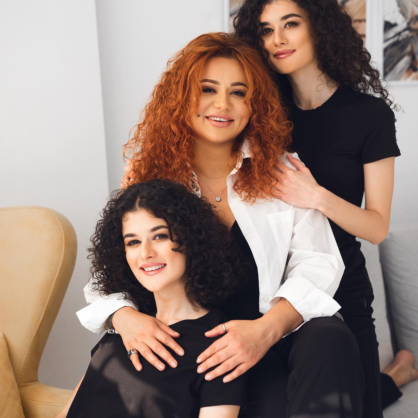 Əməkdar artistdən qızları ilə göz oxşayan 8 Mart FOTOSESSİYASI