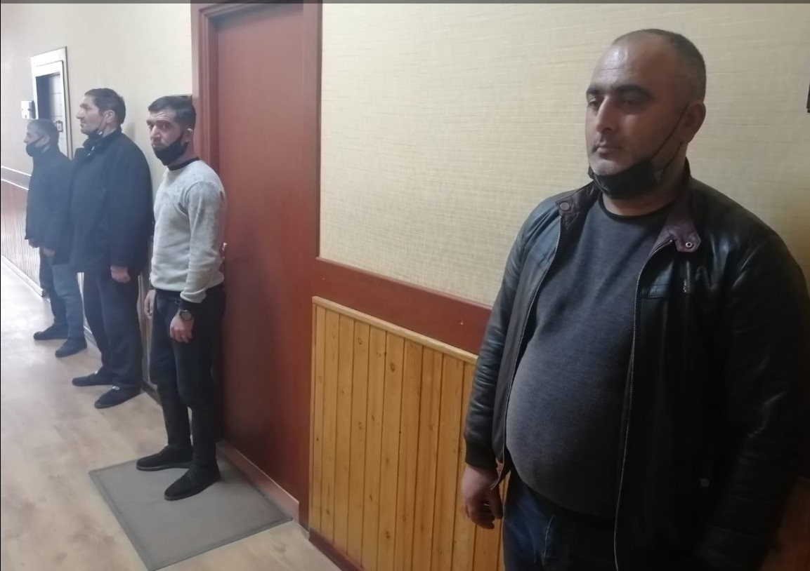 DİN gecə işləyən kafeni aşkar etdi, müştərilər saxlanıldı - FOTO