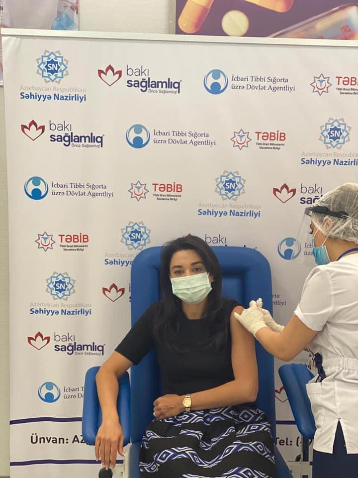 Ombudsman Səbinə Əliyeva peyvənd olundu - FOTO