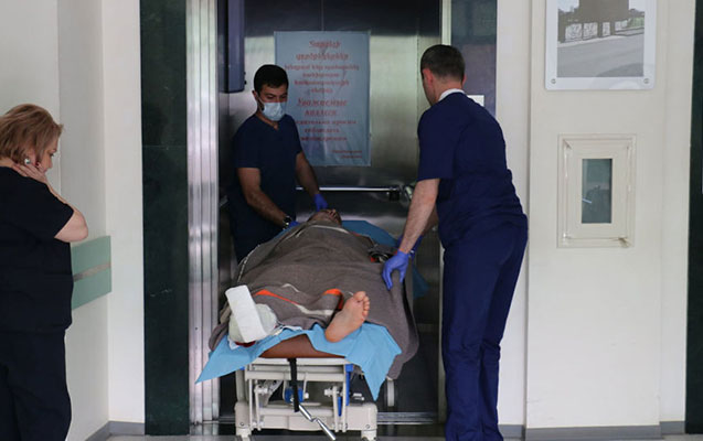 Azərbaycan hərbçiləri yaralanan erməni komandirə yardım etdi - FOTO
