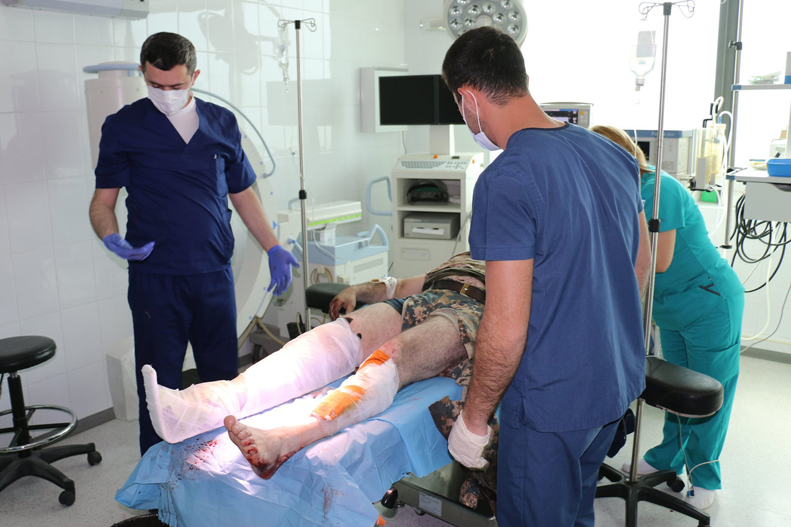 Azərbaycan hərbçiləri yaralanan erməni komandirə yardım etdi - FOTO