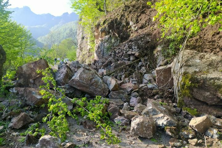 Torpaq sürüşməsi baş verdi, bir kəndin yolu bağlandı - FOTO