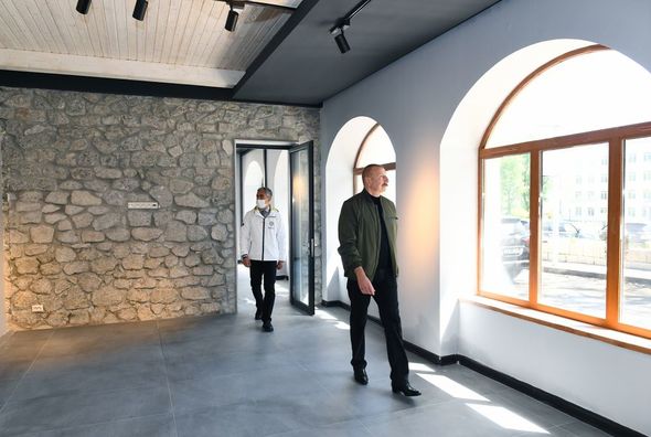 İlham Əliyev Şuşa Rəsm Qalereyasında görülən işlərlə tanış oldu - FOTO