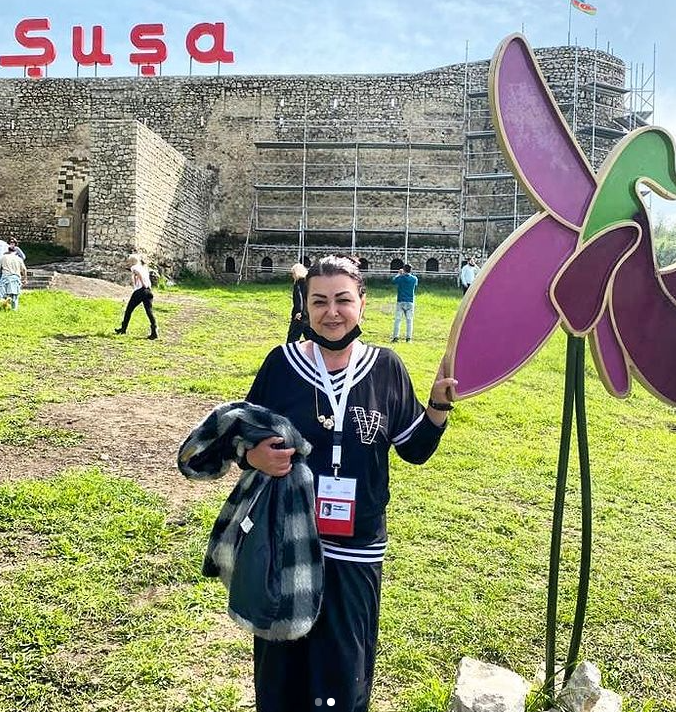 Firəngiz Mütəllimovanın Şuşada çəkdirdiyi bu fotolar gündəm oldu