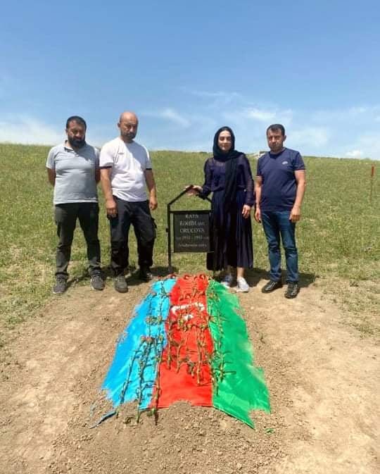 Raquf Orucovun qoyduğu nişanə ilə anasının məzarı tapıldı - FOTO