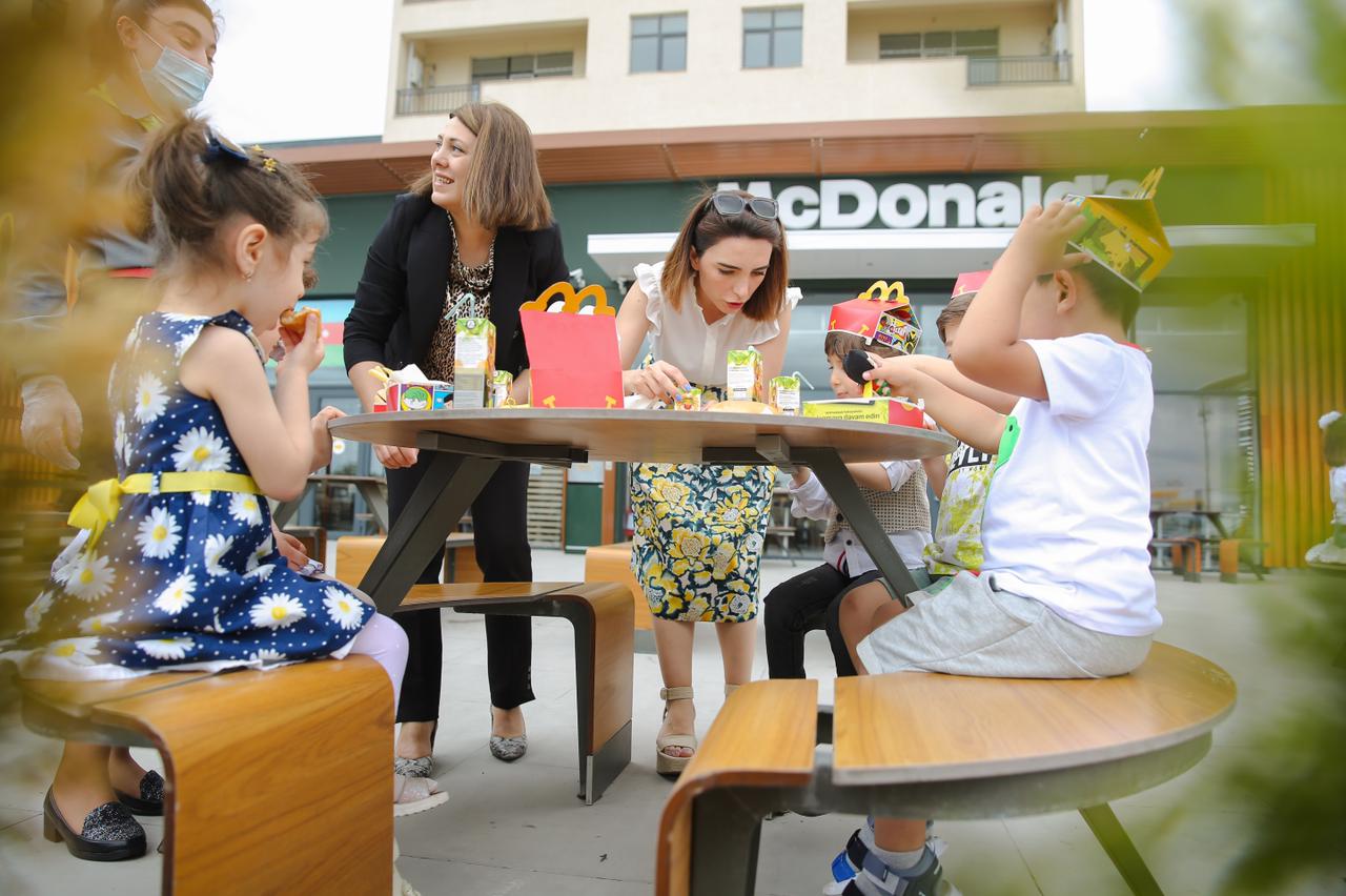 “McDonald’s Azərbaycan” şirkəti Uşaqların Beynəlxalq Müdafiəsi Günü münasibətilə xeyriyyə aksiyası keçirdi - FOTO