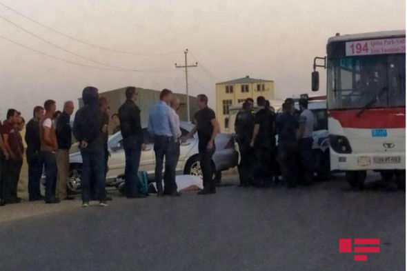 Bakıda motosiklet avtomobilə çırpılıb, ölən var – FOTO