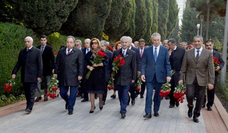 Hakim partiyada səssiz yenilənmə... – Deputatlar və məmurlar YAP-dakı vəzifələrini itirdilər